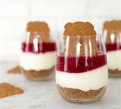 Schichten im Glas: Creme, Himbeeren, Spekulatius