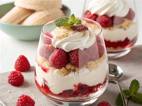 Schichten im Glas: Himbeer-Dessert mit Keksboden
