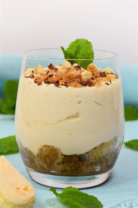 Schichten im Glas: Löffelbiskuit, Kaffee, Cappuccino-Creme