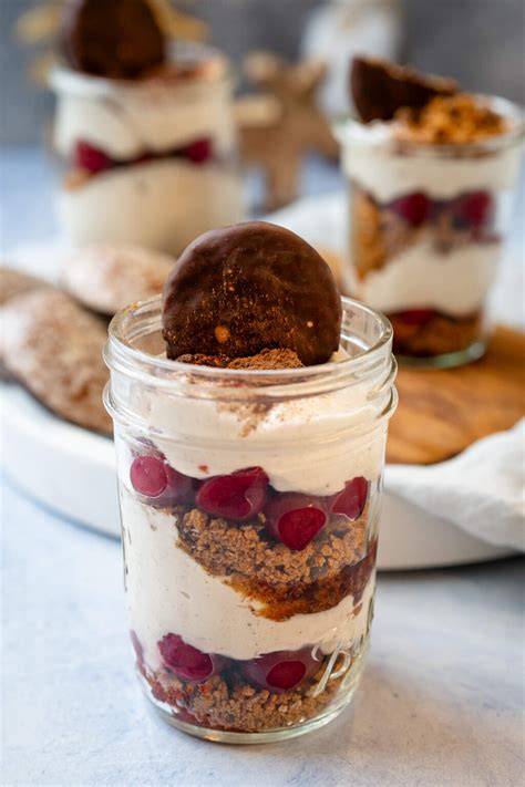 Schichten im Glas: Lebkuchen, Creme, Kirschen
