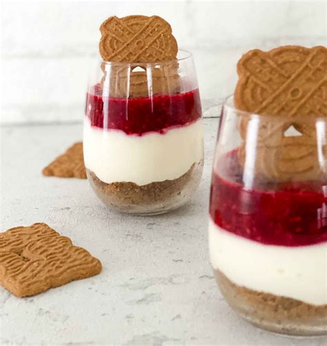 Schichten im Glas: Spekulatiusboden, Mascarpone-Quark-Creme, Himbeeren