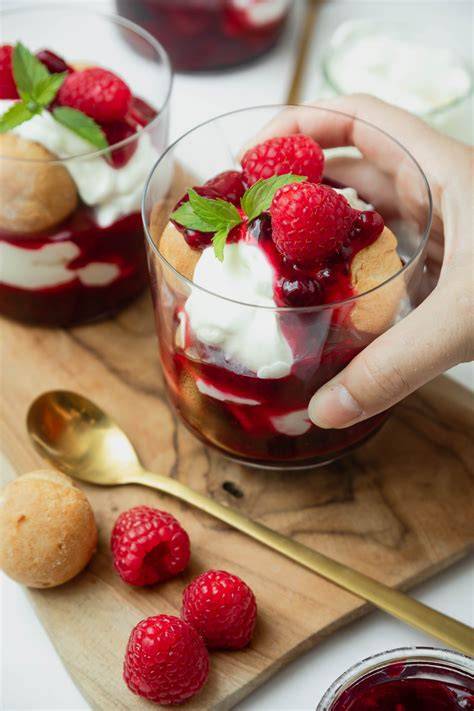 Schichten im Glas: Windbeutel, Creme, Grütze
