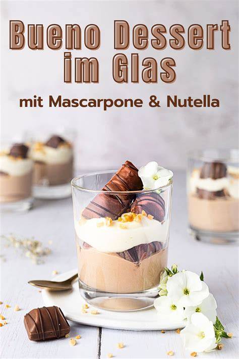 Schichten im Glas: helle und dunkle Creme mit Oreo-Bröseln