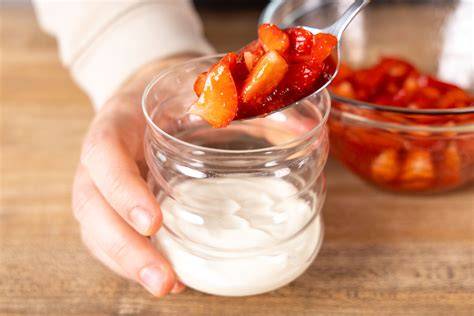 Schichten und Anrichten der Erdbeer-Mascarpone Creme - Schritt-für-Schritt
