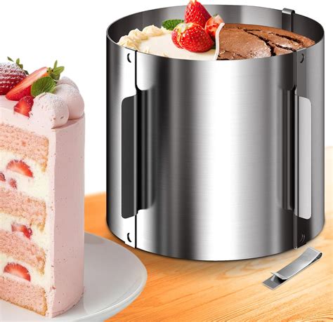 Schichten und Dekorieren der Schoko-Nuss-Torte