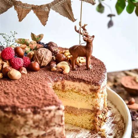 Schichten und Dekorieren einer Nuss-Nougat-Torte