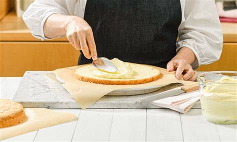 Schichten und Füllen einer Torte - Schema mit Palette und Tortenheber