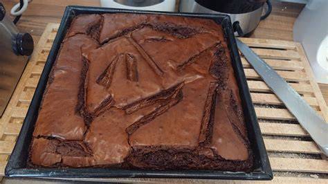 Schichten von Brownie und Cookie-Teig in der Backform