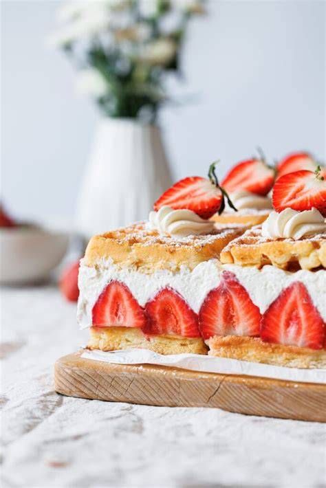 Schichten von Erdbeeren am Rand und Würfeln für die Füllung