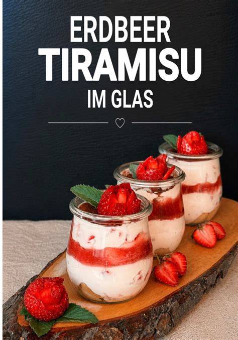 Schichten von Keksboden, Mascarponecreme und Erdbeerpüree im Glas