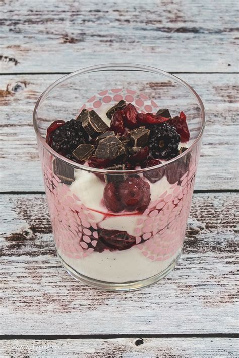 Schichten von Quark-Joghurt-Dessert im Glas mit Beeren