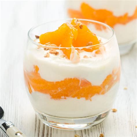Schichten von Quarkcreme und Fruchtspiegel in Dessertgläsern