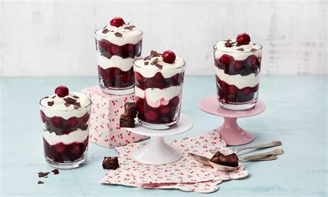 Schichten von Schokostreuseln, Kirschfüllung und Creme in Dessertgläsern