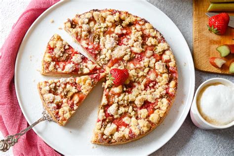 Schichten von Teig, Früchten und Streusel im Erdbeer-Rhabarber-Kuchen