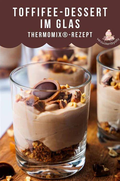 Schichten von Toffifee-Dessert im Glas