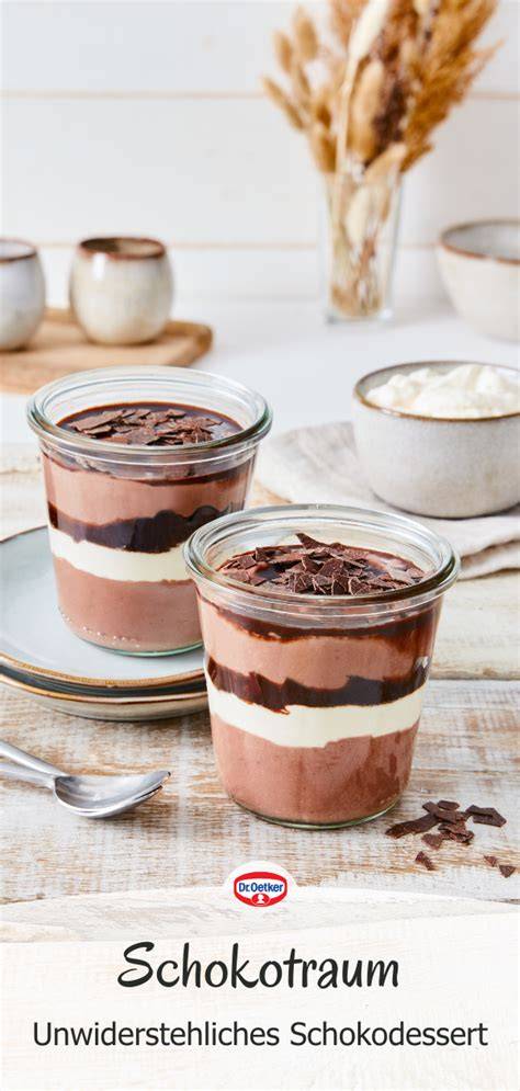 Schichten von heller und dunkler Schoko-Mascarpone-Creme im Glas