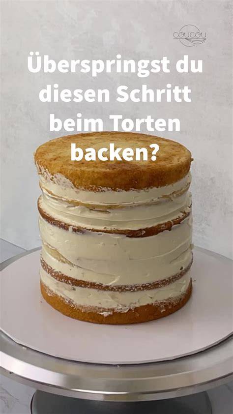 Schichten von verschiedenen Tortenböden und Cremes im Anschnitt