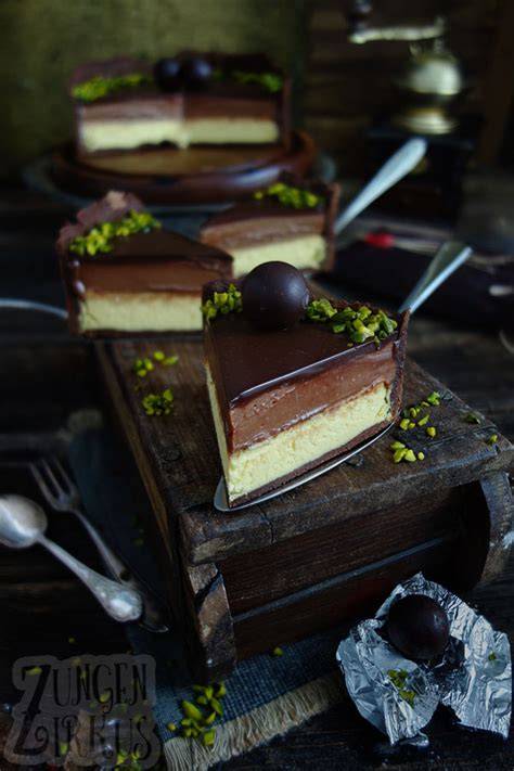 Schichtenaufbau Mozart Käsekuchen: Butterkeks-Boden, Nougat, Pistazie, Marzipan, Ganache