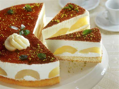 Schichtenaufbau der Mikado-Torte mit Birnen (Biskuit, Birnen, Sahne, Schokoguss, Deko)
