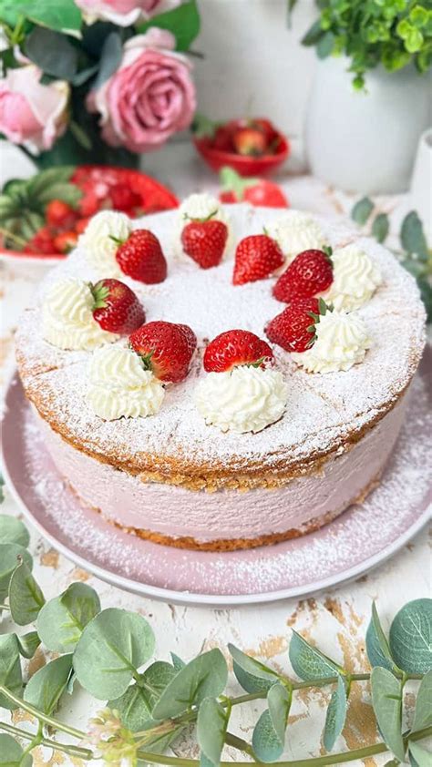 Schichtenaufbau und Dekoration der Oreo-Torte mit Erdbeeren