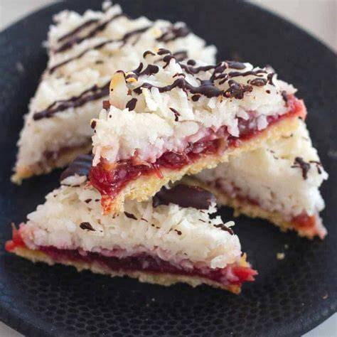 Schichtenaufbau von Kokosecken: Mürbeteig, Marmelade, Marzipan, Kokosmasse