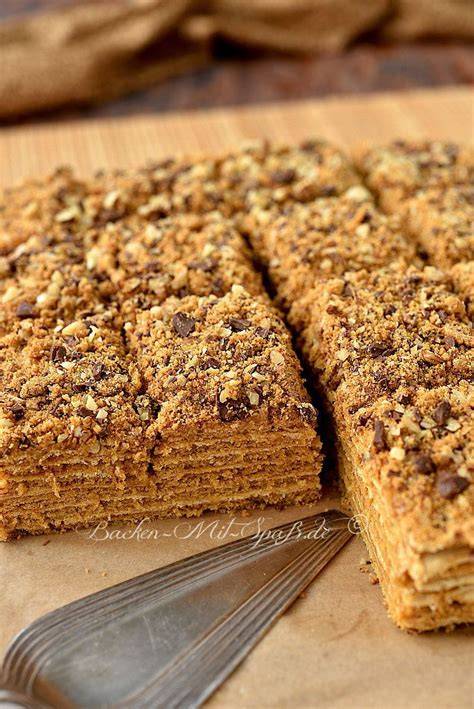 Schichtenkuchen: Dünne Honigböden, Walnuss-Krümel und Kondensmilchcreme
