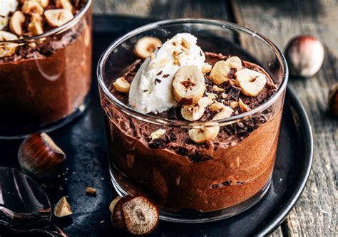 Schichtgläser mit Schoko-Nuss-Mousse und gerösteten Haselnüssen