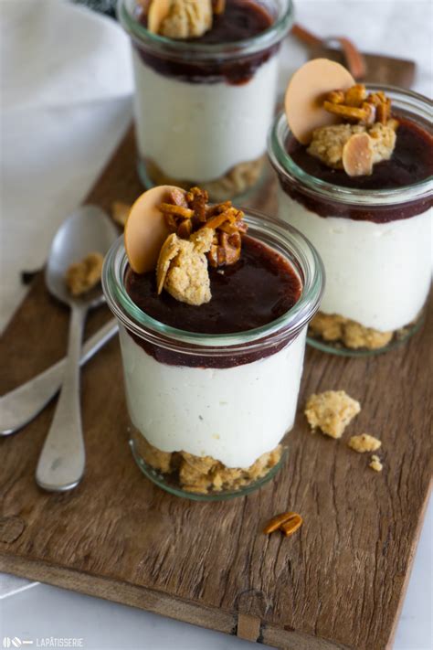 Schichtgläser mit Zwetschgenkompott, Pudding-Quarkcreme und Mandeln