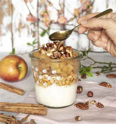 Schichtglas mit Quinoa Pudding, Joghurt und Apfelkompott