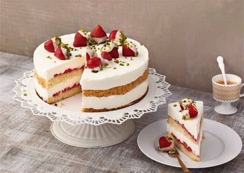 Schichtgrafik: Aufbau einer klassischen Joghurt-Frischkäse-Torte mit Erdbeeren