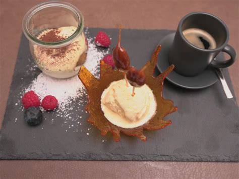 Schichtgrafik: Espresso-Creme, Löffelbiskuits und Schoko-Sahne
