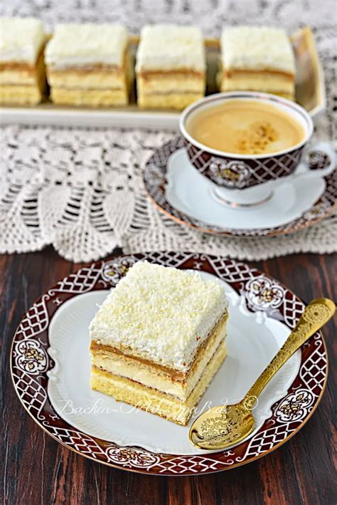 Schichtkuchen: Biskuit, Apfel-Pudding, Sahnehaube