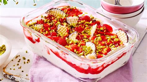 Schichtkuchen in Auflaufform mit Früchten