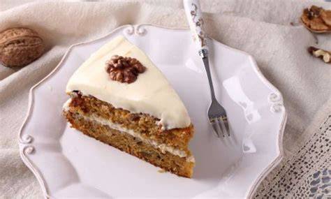 Schichtkuchen mit Walnüssen und Schmand