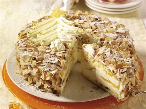 Schichtkuchen mit cremiger Puddingschicht und Sahne