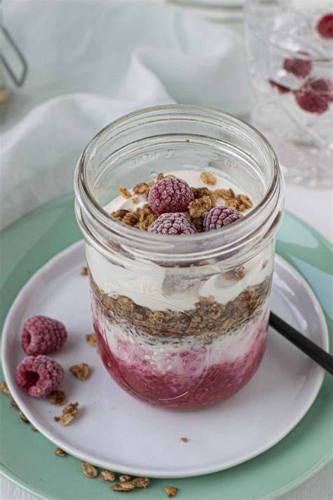 Schichtpudding mit Himbeeren und Granola