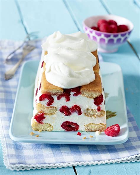 Schichtschema: Biskuit, Mascarponecreme, Himbeeren, zweite Lage
