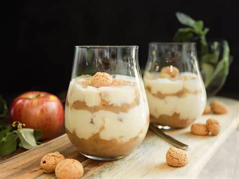 Schichtschema: Keks-Knusper, Quarkcreme, Apfel, Wiederholung