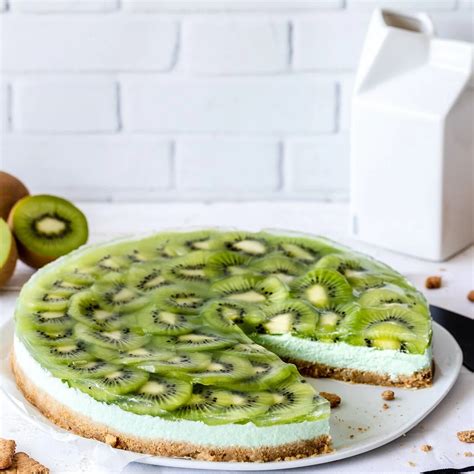 Schichtschema: Keksboden, Skyrcreme, Kiwi-Scheiben, Konfitüre-Spiegel
