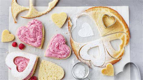 Schichtschema Champagnertorte: Biskuit, Champagnercreme, Himbeermousse, Dekor