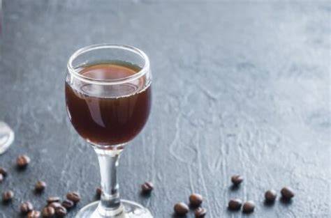 Schichtshot mit Nuss-Nougat und Kaffeelikör im Glas