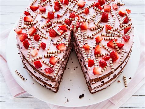 Schichttorte 18 cm: Funfetti-Böden, Mascarpone-Heidelbeer-Füllung, bunte Jimmies am Rand