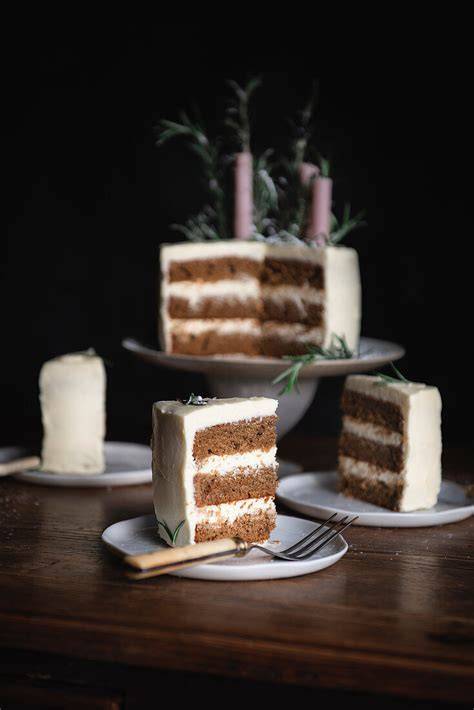 Schichttorte angeschnitten, verschiedene Füllungen sichtbar