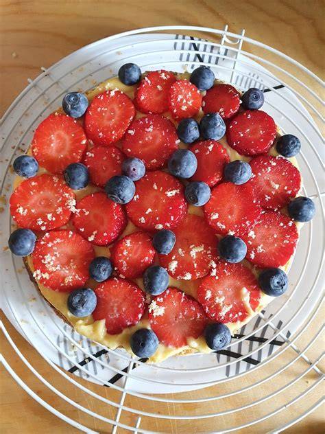 Schichttorte mit Blaubeeren und Schokoguss auf Tortenplatte