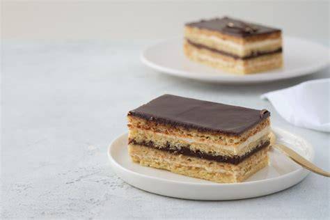 Schichttorte mit Buttercreme und Ganache