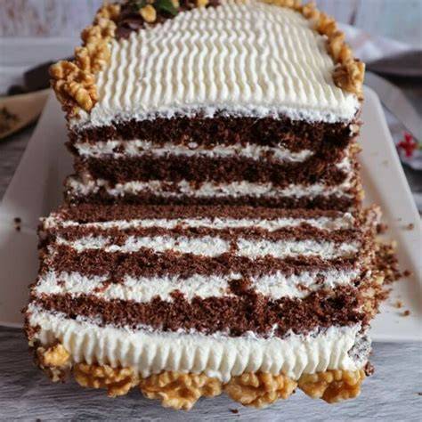 Schichttorte mit Creme und Ganache im Anschnitt