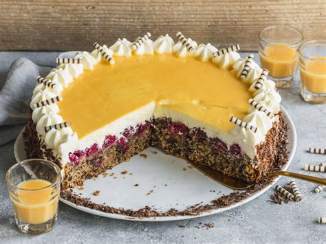 Schichttorte mit Eierlikör, Sahne und Kirschen