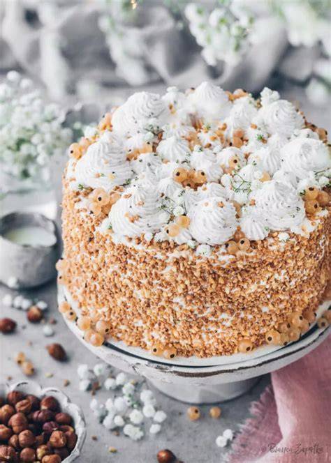 Schichttorte mit Nougat-Sahne und gehackten Haselnüssen