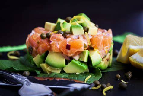 Schichttorte mit Räucherlachs und Avocado dekoriert mit Gemüse