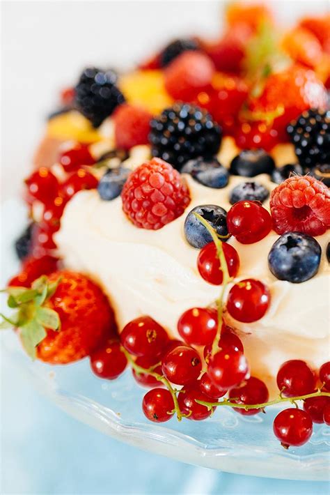Schichtung: Biskuitboden, Frischkäsecreme, Beeren